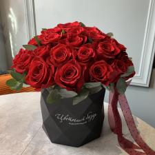 Красные розы в шляпной коробке грани 1961