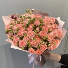 Букет из розовых пионовидных кустовых роз 2213