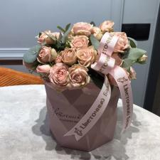 Кустовые розы в шляпной коробке грани S 2683