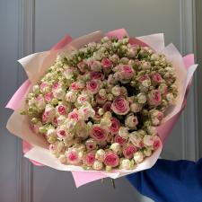 Букет розовых кустовых пионовидных роз 2700
