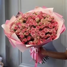 Букет из розовых кустовых роз микс 2721