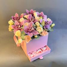 Цветы в шляпной коробке с конфетами 2991